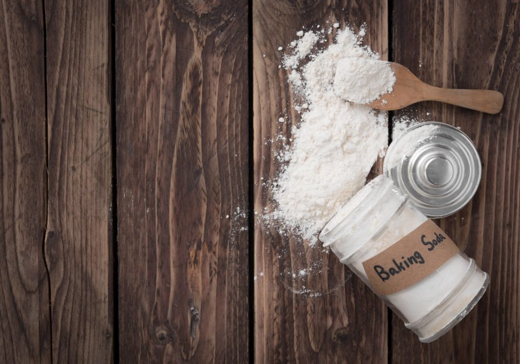  Le bicarbonate de soude est une excellente substance à utiliser pour nettoyer les pavés. 