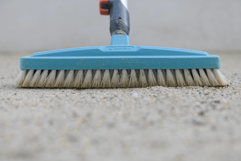  Une brosse à poils solides est nécessaire pour nettoyer les pavés. 